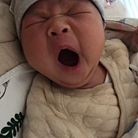 母乳喂养，半夜总是吃饱了吐奶，吐好多，吓到老母亲了！实在很困，没力气拍嗝！有没好的良方，喂奶真的...