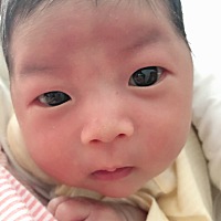 闺女7天龄照片～眼皮没消肿，但平躺是双眼皮～闺女总体随我、很开心～因为儿子特别随老公～ 黄疸还没退...