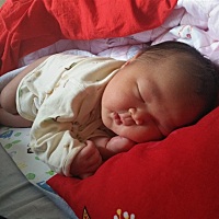 头疼。宝宝今天13天啦。今天看到肚脐周围有血。大家知道怎么回事吗。害怕。宝宝肚脐多少天才可以正常脱...