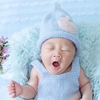 刚开始几天给宝宝换尿不湿小宝宝总把自己衣服尿湿，后来才发现是我尿不湿没有穿好。现在不会尿湿衣服了。