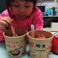 感冒好了 吃嘛嘛香！酸辣粉 好吃再来一桶！吃完才想起来对喂母乳应该没什么影响吧