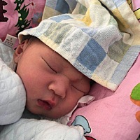 1.10凌晨12:36顺产生下6.8斤男宝一枚，很漂亮，没有皱巴巴的，白胖白胖的，特可爱😄 1.9日下午四五点...