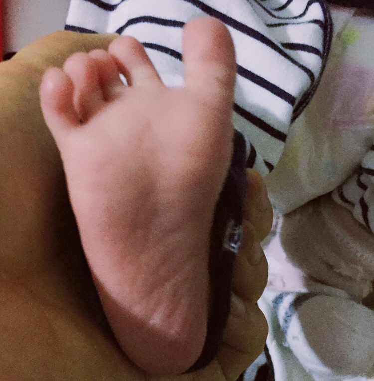 才生完第一胎 还在坐月子 就想着生二胎的事😂😂
，说实话带孩子挺累的，现在生了带几个月可以让自己父母带，然后出去上班，婆家也没人帮忙带 

想着以后生二胎 注定是自己带了就很累，因为自己父母年龄也很大了，目前还将就能带带
 
如果生一个 想到以后老了 过年 过节的也不热闹 生两个这个不回来那个总会回来

毕竟这个宝宝是妹妹 万一以后不顾老母远嫁呢😂😂🌚