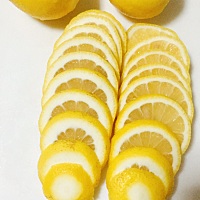 炖一锅柠檬膏，每天喝一杯柠檬水，比喝饮料强N倍，还可以补充一下维生素C😄