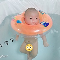 宝宝洗澡可真会享受，不哭不闹