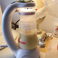 月子里喂宝宝吃奶都要喂一个多小时甚至两三个小时，感觉她还是没吃饱奶头拿出来就哭到处找，用吸奶器吸...