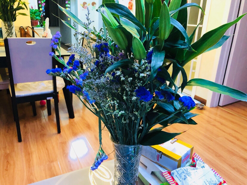 肚子里感觉就像烧开的水一样 咕噜咕噜的 有时候头也会疼 好烦呐 救命啊😭