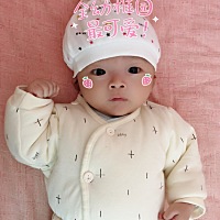 我家儿子两个月不到最近总是吃手，吃的特别香，这样我让不让他吃呢？