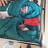 卸货了，姐姐5.4斤，妹妹5.3斤，两个宝宝生下来干干净净 科室和护士姐姐都叫她俩白雪公主，孕期也没...