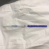 请各位大神帮忙看看！12月15日末次月经，正常经期30天，比较准，但是1月14日到现在没来，今早测早孕和排...