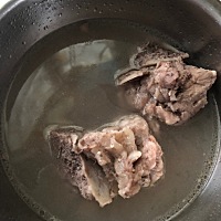 婆婆每次都要问我要不要吃饭？难道一天两餐还不吃，我要成仙吗？😒不喜欢吃肉肉🙈，清水煮肉骨头，...