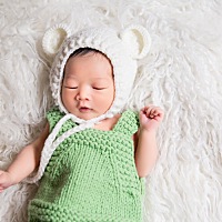 宝宝二十五天了，晚上哼哼唧唧吃饱了不好好睡觉，一放下就醒，该怎么办？好担心月嫂走了自己弄不了呜呜...