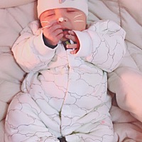 宝宝的黄疸高，18点多，问了专家说多吃多排，我舍不得送去照蓝光，明天去复查。希望没事。都说黄疸是个...