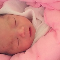 晚8点宫缩开始，8.50打无痛分娩，9.05宫口全开，10点小公主驾到～