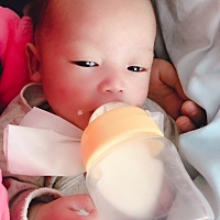 你们宝宝出生一个月尿不湿用多少啊，我宝宝用了3包，奶粉吃了3罐😫，养不起了啊