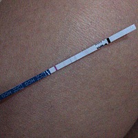 今天距离末次月经26天，晨尿浅浅的两道杠。最近几天总感觉胸闷气短的，而且感觉胃胀不舒服的感觉。小腹...