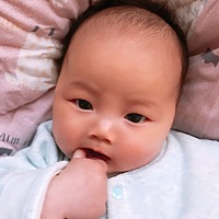 吃完奶第一时间就是把手放嘴里