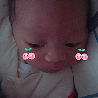 满月的小宝宝，之前湿疹很严重，现在好多了，开心🥳