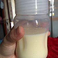 宝宝乳头混淆，老母亲想了各种办法，都没有效果以后，决定不在抱着会成功的心态了，每天用吸奶器吸出来...