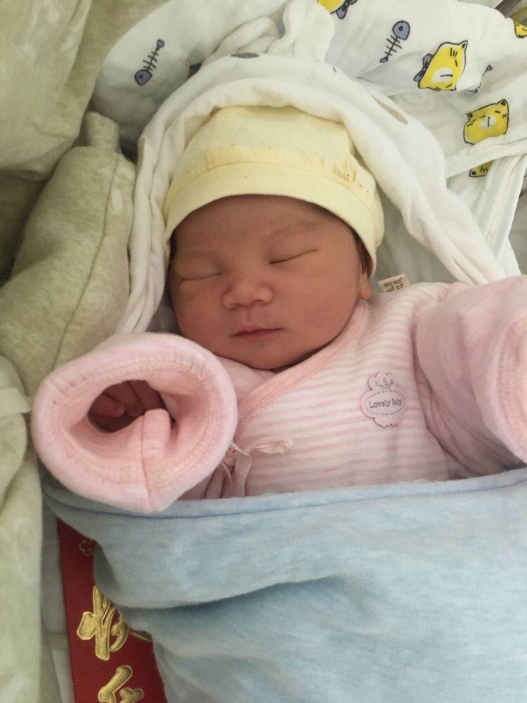 又是一枚公子哥，注定与女儿无缘了。
16号晚上8点开始疼痛，没有见红也无破水，洗个澡洗个头，10点钟感觉痛的有点忍受不住了，就往医院赶，这个时候5分钟痛一次。到了医院检查才开一指，想着二胎肯定很快，最开始就没有要求打无痛，痛到凌晨2点实在受不了了，检查才开2指多，果断选择了无痛，感谢无痛，拯救了我，好后悔生老大的时候没有打（生老大是是个二甲医院，当时也有要求打无痛，接生的产妇说打了会延长宫口开的速度，就没有让我打，生老大足足痛了20多小时），早上5点老二出生了，和老大小时候简直是一个模样，图一图二是老二，图三是老大小时候