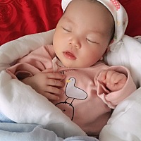 最近宝宝睡觉老是睡不踏实 睡着睡着就发抖然后就醒了  有办法解决吗