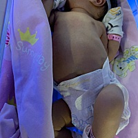 虽然看起来宝宝在蓝光箱里暖暖的，吃饱了就睡，睡姿都是放飞自我，但是好希望她黄疸快点退，彻底退，别...