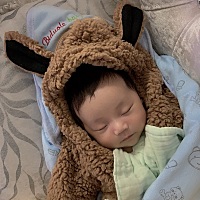 宝贝一个月半了。胀气减少了很多，现在肚子不会硬了，总算熬过去了月子里肠绞痛了 不过呢就是饿得非常快...