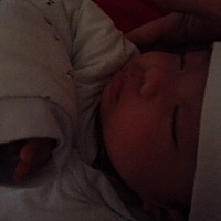 从昨晚10点睡到现在，刚刚喂完奶又睡着了，宝贝，你是有多困◝😌◟◝😌◟