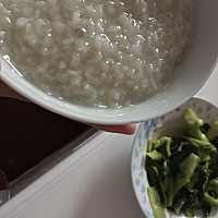 不知道今天婆婆怎么想的...一盘青菜一大碗粥 ...之前还一碗花生米一碗粥 再是炒黄瓜一碗粥 我都觉得没什...