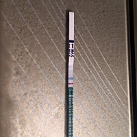 今天晨尿测的好像比昨天的准一点，有一点点淡粉！