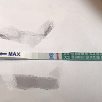 还有两天到经期。昨天测的几乎看不见。今天能看到了。  会不会炸胡呢？