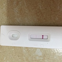 这是今天早上做的测试，就感觉这两天有点恶心呕吐，还有三天就是大姨妈该来了，只是T区的颜色不明显，这...