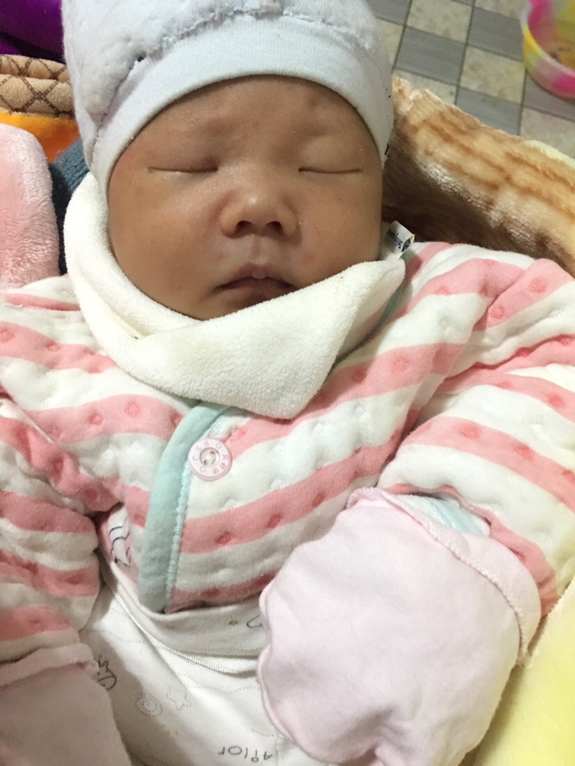 宝宝憔悴了 已经四个白天没有睡觉了 晚上睡觉时间也只有八个小时