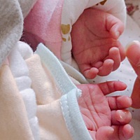 小宝贝出来了，两个闺女乐得我合不拢嘴。36周+4剖出来的，老大4.7斤，老二4.3斤。太小了 准备的衣服...