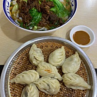 晚餐吃了一碗牛肉粉和一份蒸饺，发现吃的越来越多了。