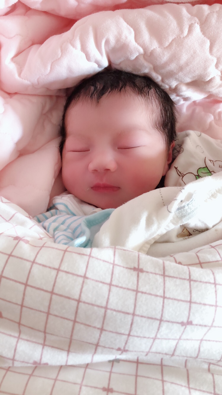 17号晚上十点见红，12点多开始宫缩，一点多去医院，这检查那检查，四点多进手入室，5点17分我家妹妹出生，可以说是大翻盘，个个都说是儿子，最后出来是大惊喜❤️