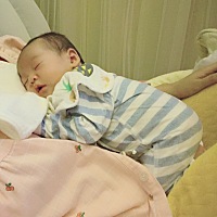 只有趴在我身上才能睡一个踏实的觉，不惊醒，不哼唧……