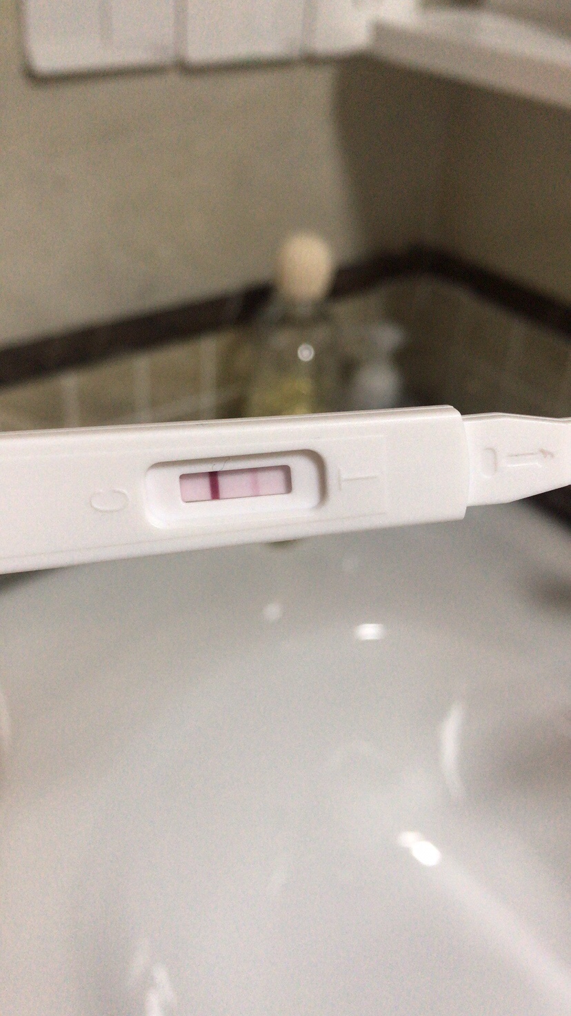 上个月20号来的月经。。这几天有点血。也没有大量来号。就测了下。这是怀孕了吗。