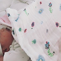 臭小子脾气不小，缺乏安全感，自我安慰的方式就是抓自己，白白嫩嫩的小脸，硬生生给抓成到处都是血痕，...