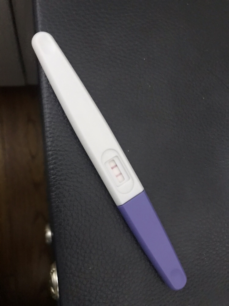 早晨测出的好消息，心里特别兴奋🥰
第一时间对老公说：亲爱的，我怀孕了
某人说：恭喜你
我说：难道不要恭喜你吗？
他才反应过来：对啊，我做爸爸了
开始疯狂电话，喜大普奔！