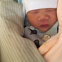 宝宝出生时眼皮红红的，现在42天了还没有退，以后会退下去吗