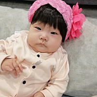 我家屋里24～25度 我就给宝宝穿个背心和一连体衣，我觉得刚刚好，为什么我天天看帖子，有的宝妈给宝...