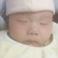 孩子白天抱着的香，放床上一分钟就醒，崩溃啊，觉得他一直都没睡熟，逗又不大醒，假睡