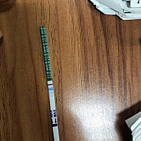 月经推迟今天第二天，大卫试纸次出这个，很浅的需要观察一两分钟才出现，是怀孕了吗