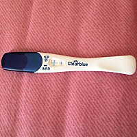 早上六点多起床上厕所测了一下 很快出现怀孕两条杠 然后激动的给老公发照片 傻老公不知道怎么看 问我是...