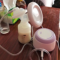 宝宝不在家日常产奶，睡都睡不好觉，家里人叫我勤吸，不然奶水不足。前几天宝宝吃的少，涨的老是流出来...