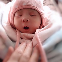 有没有和我一样的宝妈， 带孩子跟打仗一样，😄 但是幸福感满满， 随时被可爱的小妞妞萌翻， ❤️❤️