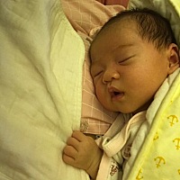 宝宝现在学会哭了，动不动就哭～换个尿不湿也哭……之前都不会的～刚出院那几天就不哭～现在彻底放飞自...