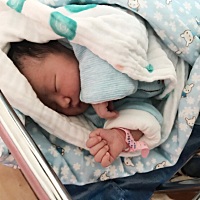 早上8.43出生。刨腹产。8斤2两 女宝宝哇