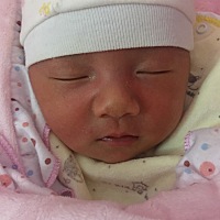 宝宝第五天了，哥哥还是不肯接受有弟弟的事实。整天在房间里跟弟弟争宠，跟他说话也都是小心翼翼的，生...